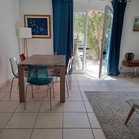 Belle Marina Avec Ponton Et Piscine Collective Holiday home *